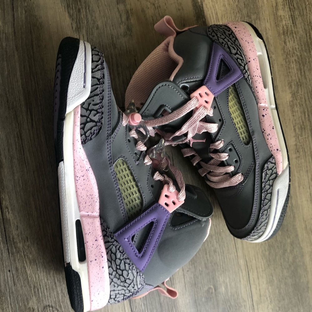 🎀 Gray and baby pink Jordan Spizike